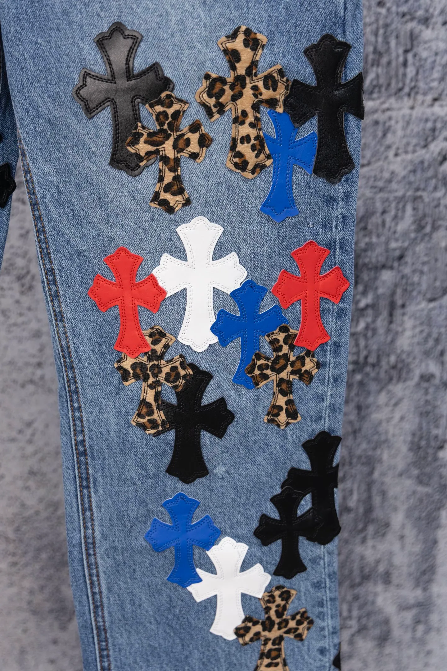 P290 Chromehearts CH limited edition leopard print colorful full cross iron leather cow king jeans, counter price 34W level, patchwork cross pattern embellishment, washed jeans! ! An absolutely high-end luxury product, a 1.9W-level god-level single product, a super popular product, made by top heavy industry, a magic weapon that cannot be missed! [About Zangyin] This is an extremely luxurious fashion brand that can also be called the aristocracy of the high street. It has always been an exclusive brand for some hipsters or rich second generations. Compared with ordinary high streets, it is more luxurious and noble. Compared with luxury brands, it is more fashionable and individual. It has always been a brand that I have a special liking for. [Top heavy industry fashion design] Consistently high-street luxury style. Speaking of this style, the Zangyin family and GU family are definitely the leading representative brands. Especially the Zangyin family has really achieved a state-of-the-art effect in creating high-street style. The unique washed material is used to create this style. The color system is already quite eye-catching. After it is decorated with patchwork cross flowers, it cleverly highlights the charm of the brand. Secondly, this style uses classic The high-waist cutting design highlights the long legs and fashionable temperament of the upper body. The brand is highly recognizable and the slim fit configuration is more suitable for daily wear. It is a product that interprets personality, fashion, and specifications at a glance. This single product is enough to make any fan excited. It can be a white T-shirt for a youthful college style, or a tight suspender for a royal style. It has strong matching ability and can be easily controlled by men.  [Materials and craftsmanship] Needless to say, this point goes without saying. As an excellent craftsman brand, Zangyin’s requirements for details and craftsmanship are really perfect. The washed color of this model has gone through so many processes, not to mention the embellishment of denim appliques. It is also purely hand-made and sewn. Just like what they believe in, only hand-made things have soul and have the meaning of wear. A top-notch heavy-duty fashionable denim item, I look forward to your perfect interpretation! !  Color: blue Size: 28-36
